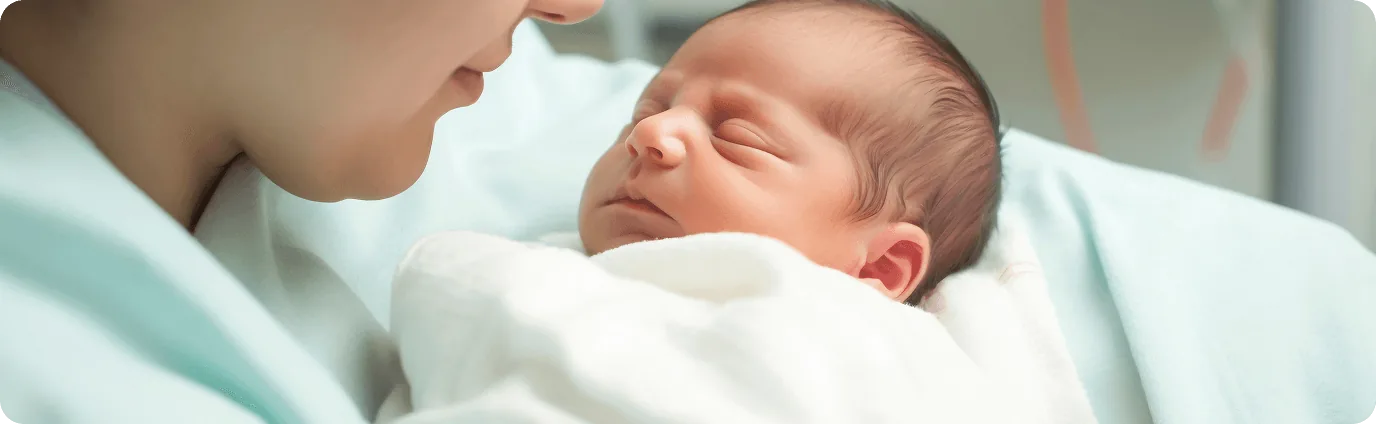 Pessoa adulta observa um bebê recém-nascido em ambiente hospitalar